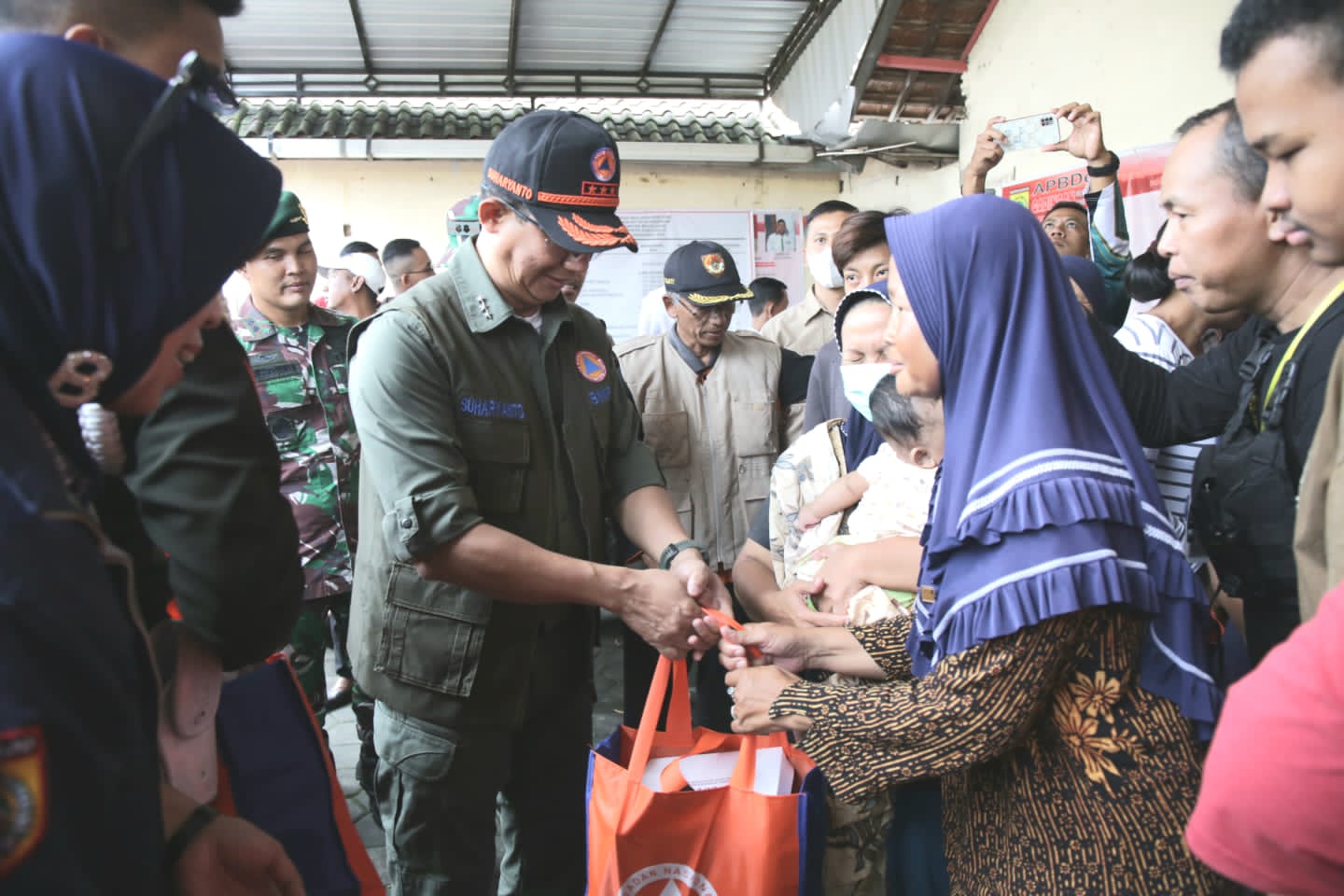 Kepala BNPB Serahkan Bantuan Kepada Warga Terdampak Banjir di Kota Surakarta dan Kabupaten Sukoharjo